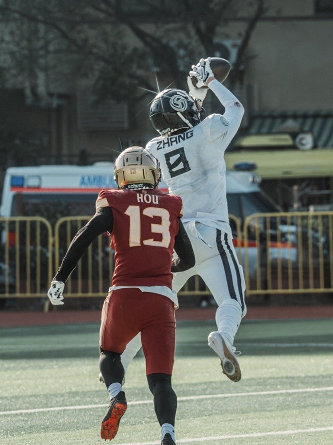 Adam Zhang making a contested catch in the 2025 CNFL championship game